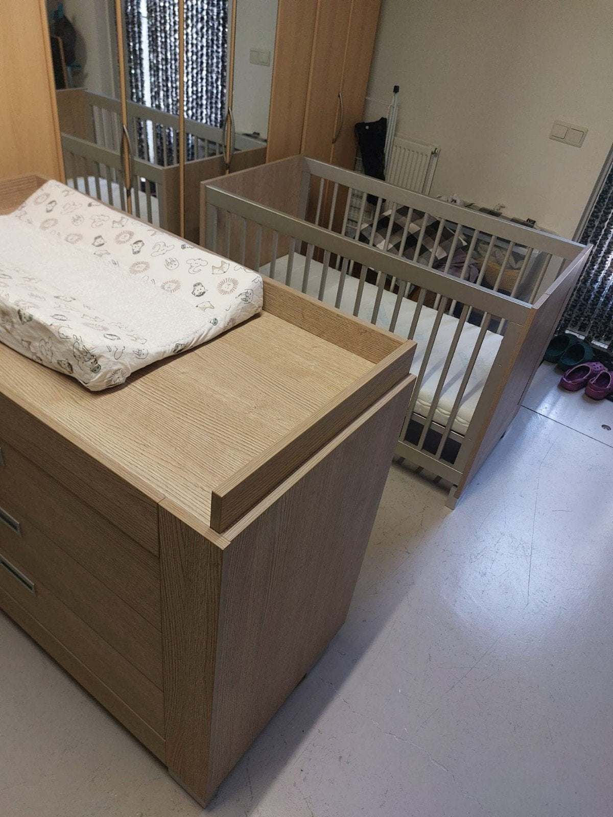 Complete Babykamer: Ledikant, Commode en Boekenplank, Ophalen, Zo goed als nieuw, Ledikant