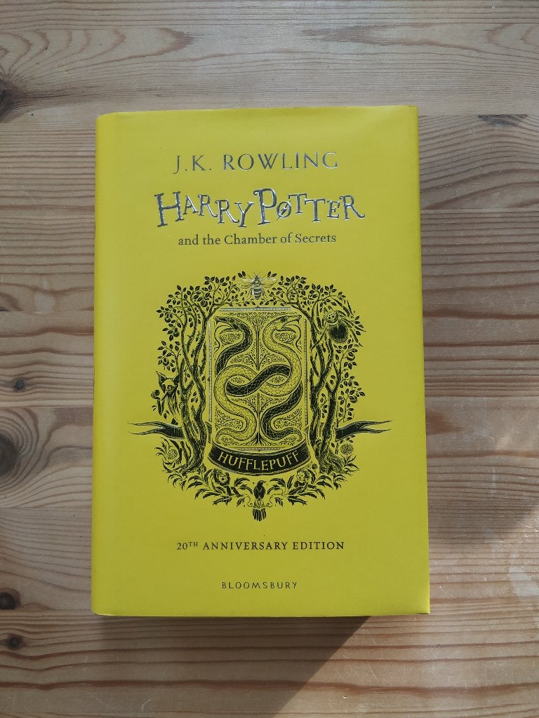 Harry Potter and the Chamber of Secrets - Hufflepuff House, Ophalen of Verzenden, Zo goed als nieuw, Boek of Poster