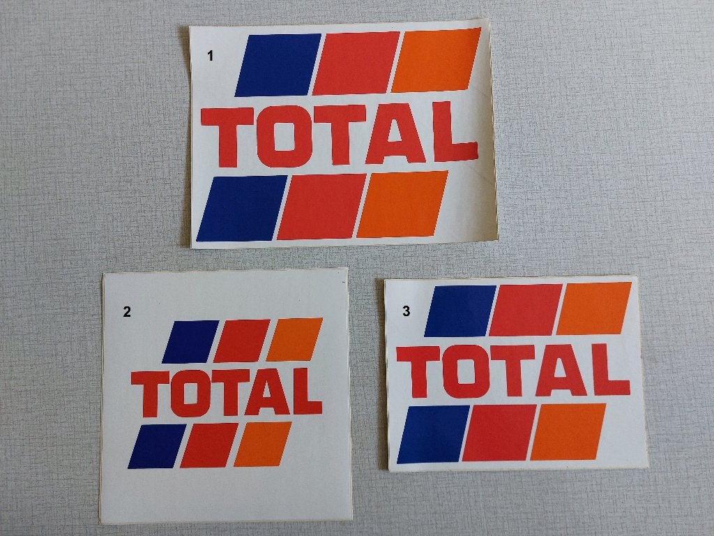 3 verschillende vintage TOTAL Logo stickers, Verzamelen, Merken en Reclamevoorwerpen, Ophalen of Verzenden, Nieuw, Reclamebord
