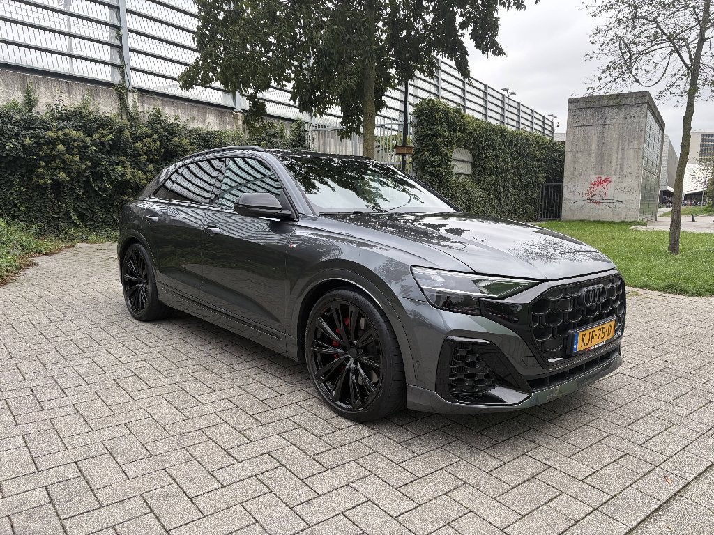 Audi Q8 60 Tfsi e Quattro Competition 490pk Daytona Grijs, Automaat, Dealer onderhouden, Zwart, 2995 cc