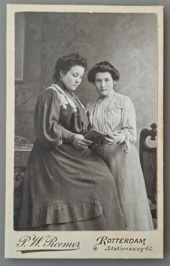 227 cdv 2 jonge vrouwen Rotterdam fotograaf P.W. Roemer, Ophalen of Verzenden, Voor 1940