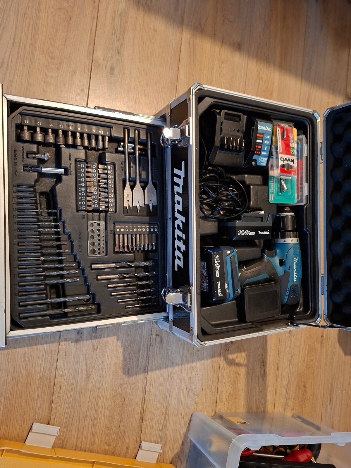 Makita Schroefmachine 14,4V met 2 accu's en lader, Ophalen, Gebruikt, Boor- en Schroefmachine
