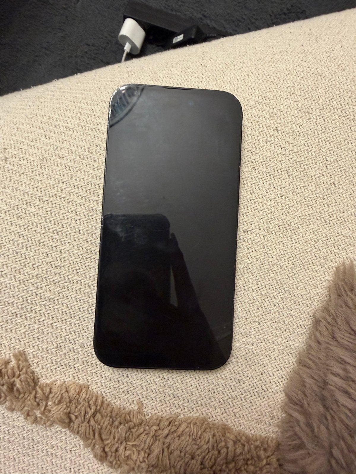 Foto 2 van iPhone 14 Pro - Achterkant beschadigd