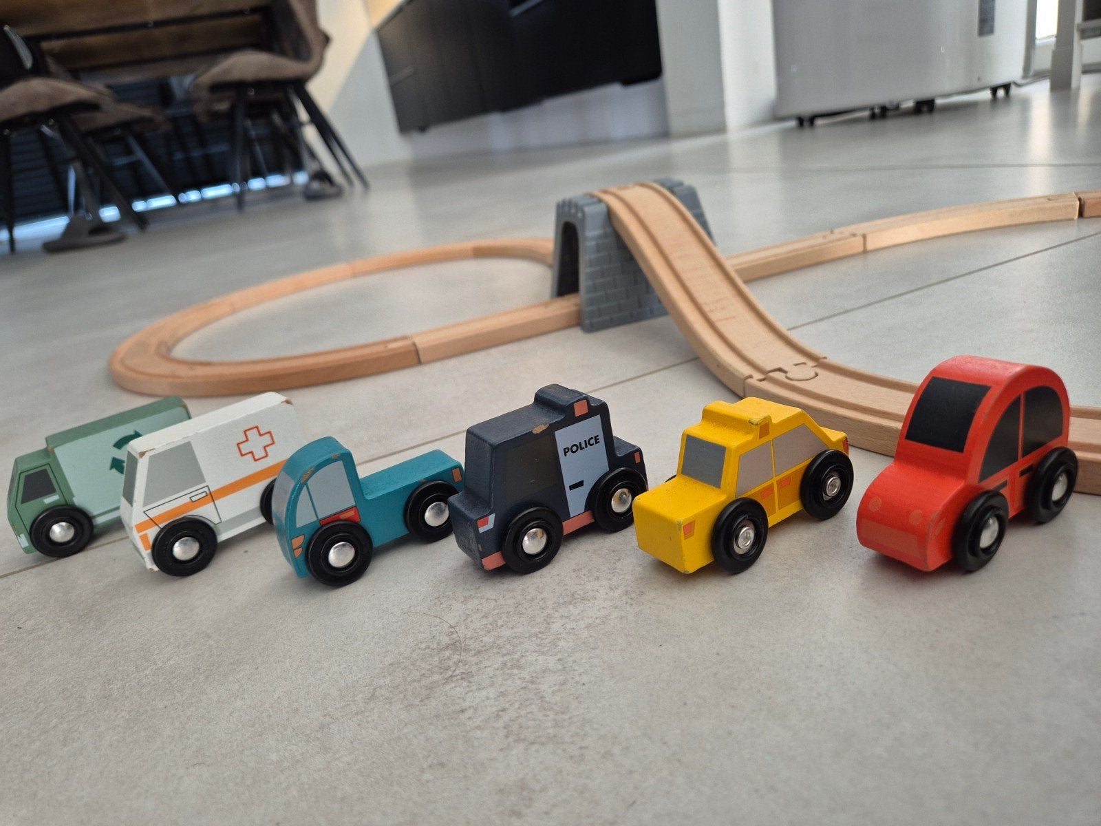 Houten treinbaan met treinen en auto's, Ophalen of Verzenden, Gebruikt