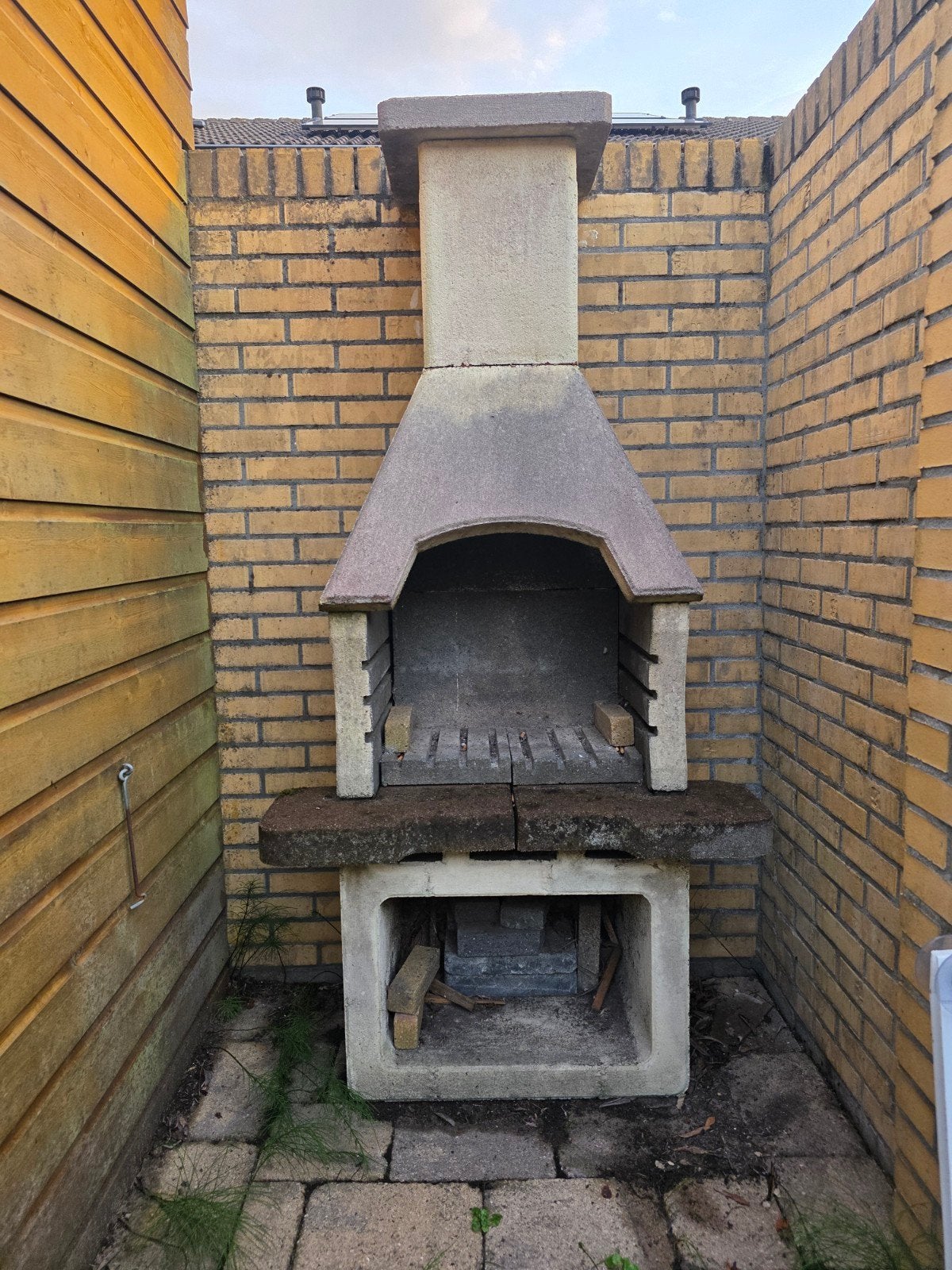Betonnen buitenhaard / BBQ, Tuin en Terras, Vuurkorven, Ophalen of Verzenden, Gebruikt, Vuurkorf