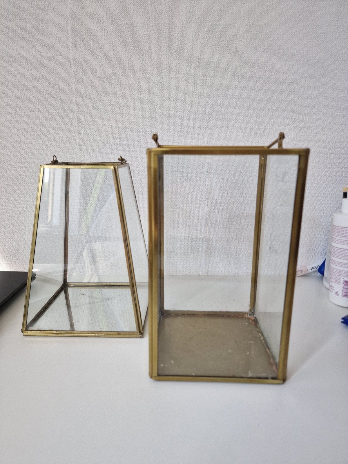 2 windlichten glas met goud, Huis en Inrichting, Woonaccessoires | Kandelaars en Kaarsen, Ophalen, Overige materialen, Gebruikt
