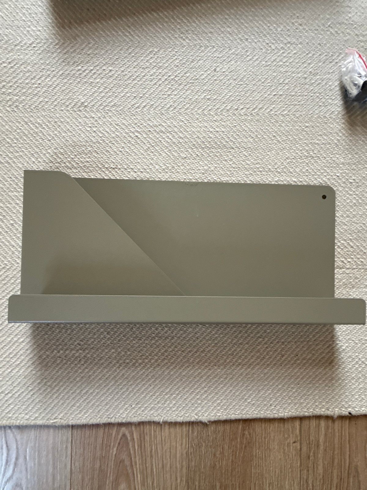 Muuto Folded Shelf 50 cm Dusty Green met lakfouten, Huis en Inrichting, Ophalen, Gebruikt