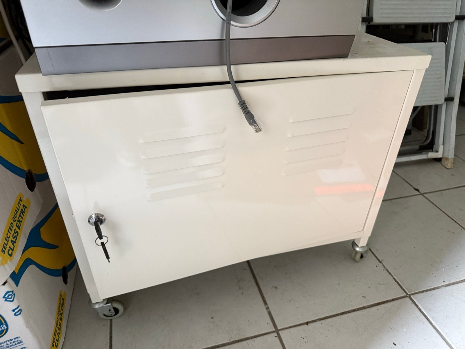 Witte locker-nachtkastje op wielen (50x25 cm), Huis en Inrichting, Kasten | Lockerkasten, Ophalen of Verzenden, Gebruikt