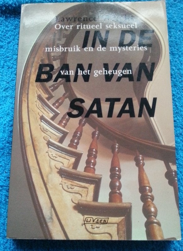 Lawrence Wright - In de ban van satan, Ophalen of Verzenden, Zo goed als nieuw, Maatschappij en Samenleving, Wereld