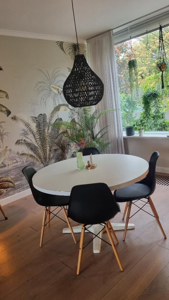eethoek witte ronde tafel met vier zwarte stoelen, Ophalen, Zo goed als nieuw, Zwart, Vier