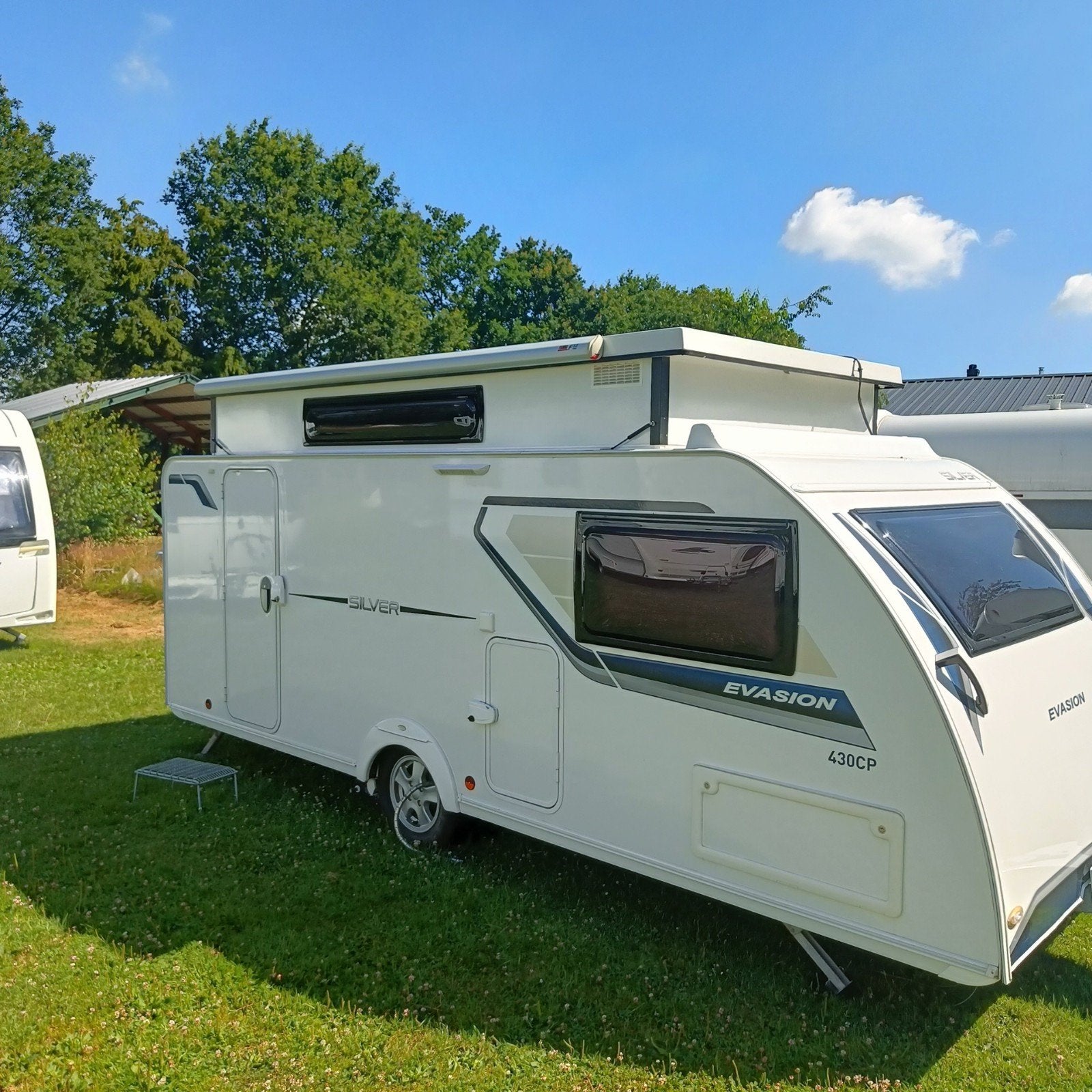 TRIGANO SILVER 430 bj 2020 +HEFDAK+MOVER+DAKLUIFEL NIEUWST!!, Caravans en Kamperen, Caravans, Trigano, Dwarsbed, Bedrijf, Treinzit