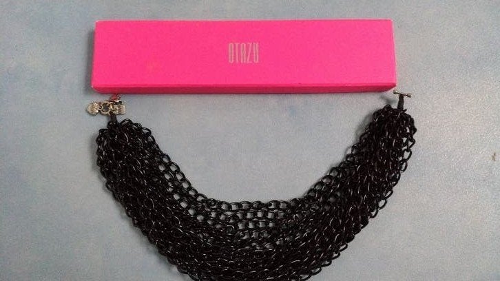 Zwarte ketting met zilverkleurige bedels - Otazu, Zwart, Ophalen of Verzenden, Zo goed als nieuw, Overige materialen