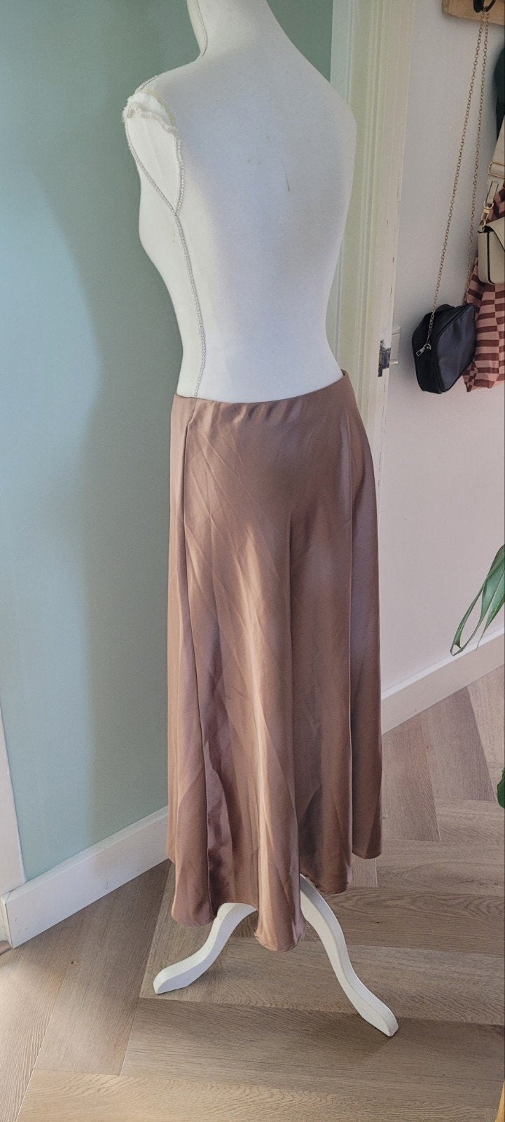 als nieuw satijnen rok roestbruin maat s Zara, Kleding | Dames, Bruin, Zara, Ophalen of Verzenden, Zo goed als nieuw