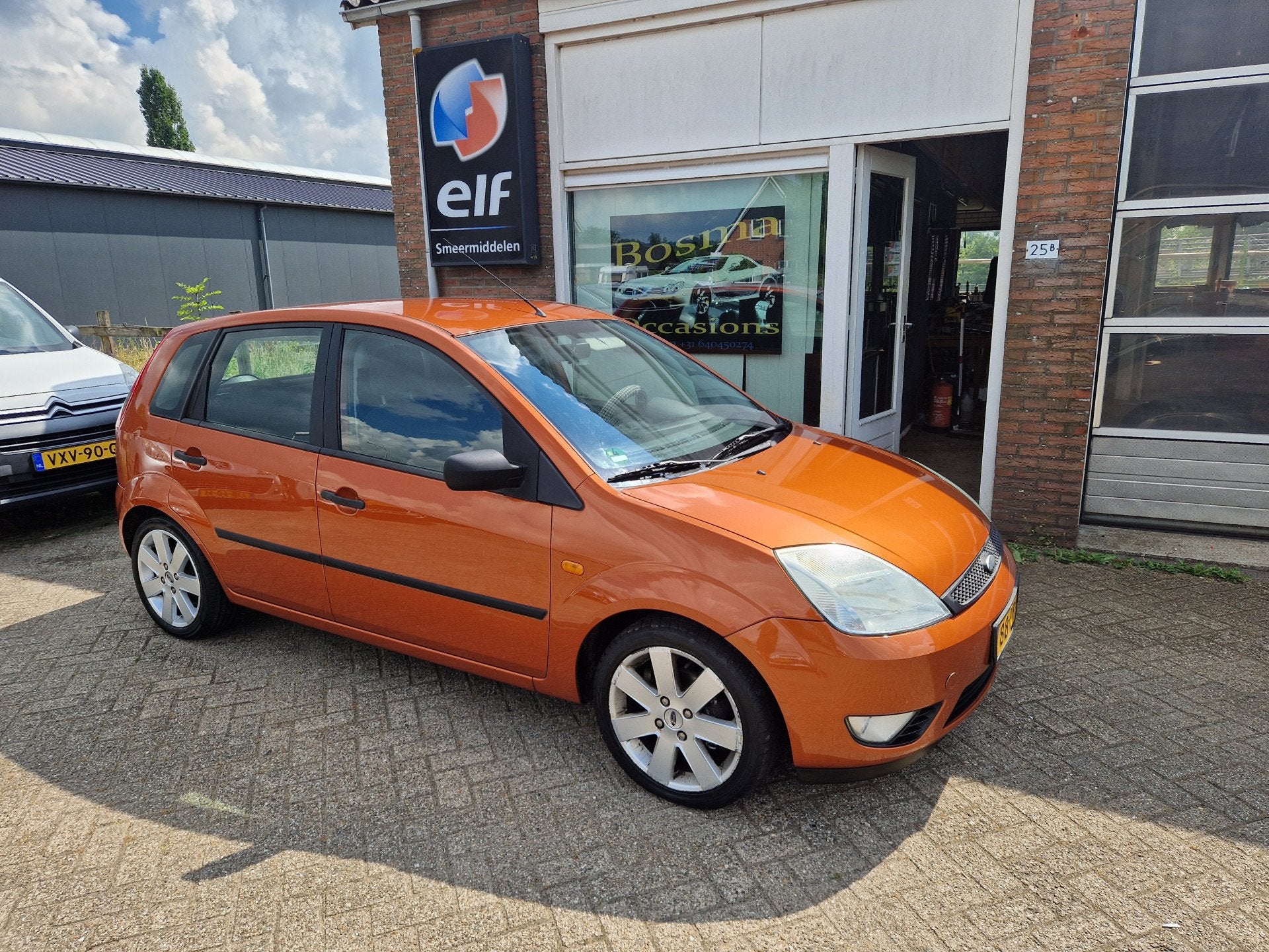 Ford Fiesta 1.3i "Futura" 5 Deurs - Trekhaak - Airco - Apk 2, 1299 cc, Stof, Bruin, Origineel Nederlands