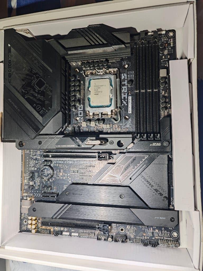 ASUS ROG Strix Z790-E Gaming WiFi met Intel Core i7-12700K, Verzenden, Intel core i7 12700k, Zo goed als nieuw, 16-core