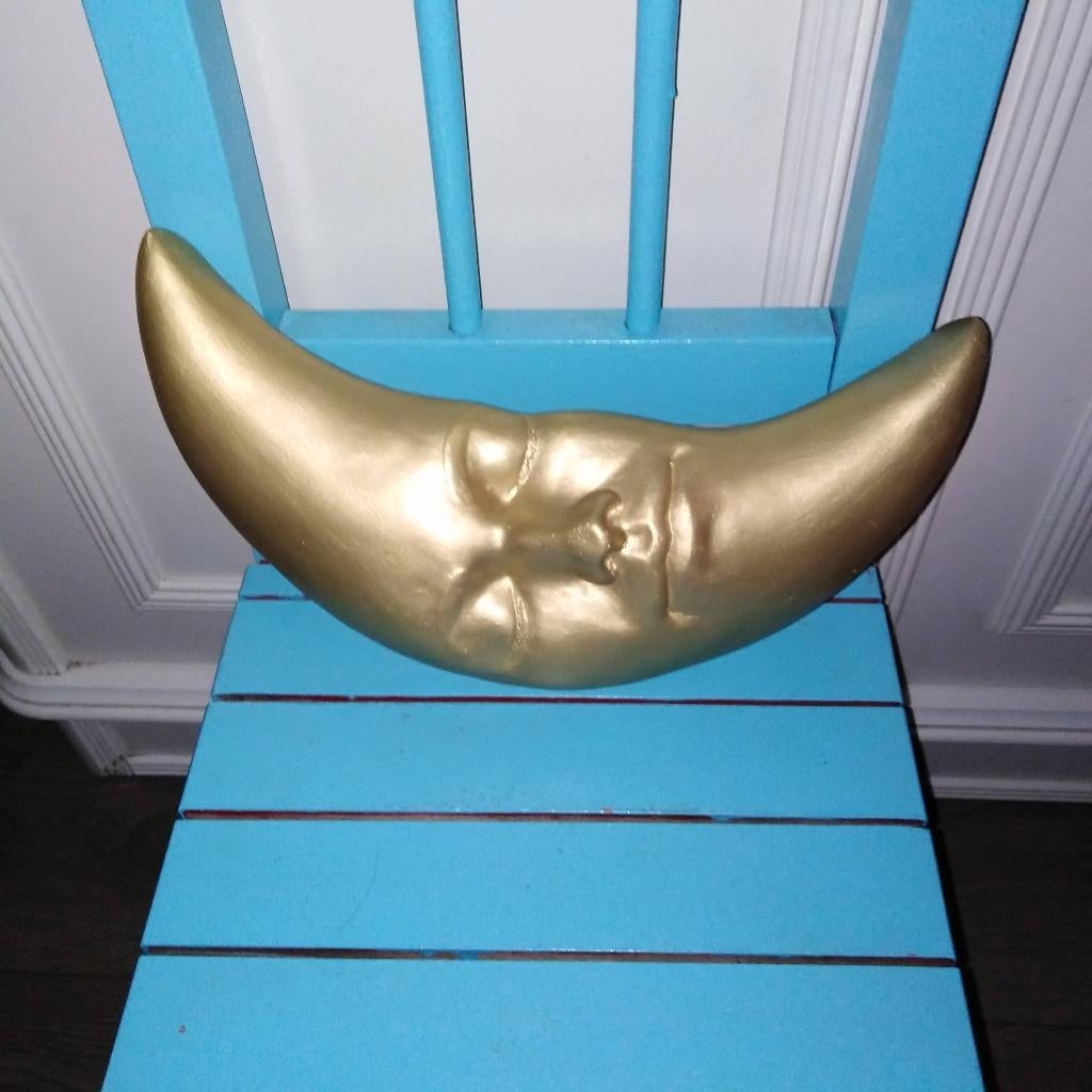 Mooie goudkleurige slapende maan van beton voor aan de wand, Huis en Inrichting, Woonaccessoires | Wanddecoraties, Ophalen, Gebruikt