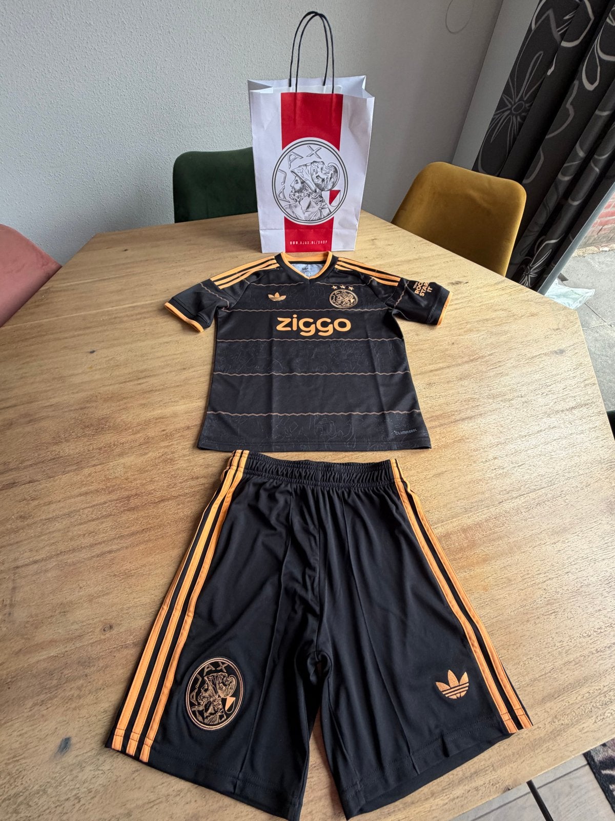 Nieuw en origineel Ajax uit-tenue 2026-2027 maat 152, Sport en Fitness, Voetbal, Ophalen of Verzenden, Nieuw