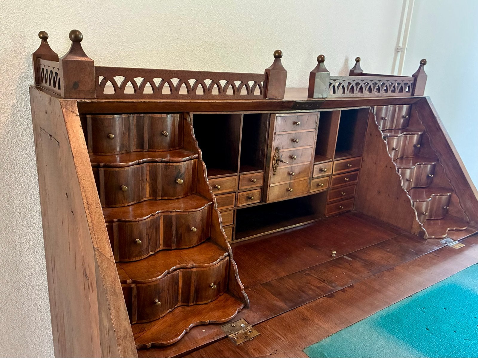 Foto 3 van Antiek secretaire met lades en verborgen vakken