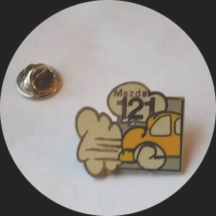 Zeldzame MAZDA 121 pin, geel, Verzamelen, Speldjes, Pins en Buttons, Ophalen of Verzenden, Zo goed als nieuw, Transport, Speldje of Pin