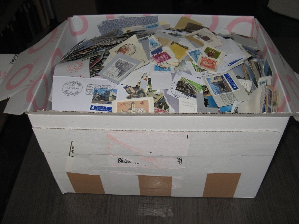 3 Kilogram zegels Wereld op papier., Postzegels en Munten, Postzegels | Volle albums en Verzamelingen, Verzenden, Nederland en Buitenland
