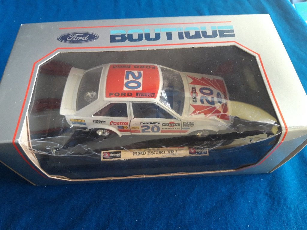 Ford Escort XR3 wit - Bburago 1:24 in Ford Boutique doos, Hobby en Vrije tijd, Modelauto's | 1:24, Zo goed als nieuw, Auto, Bburago