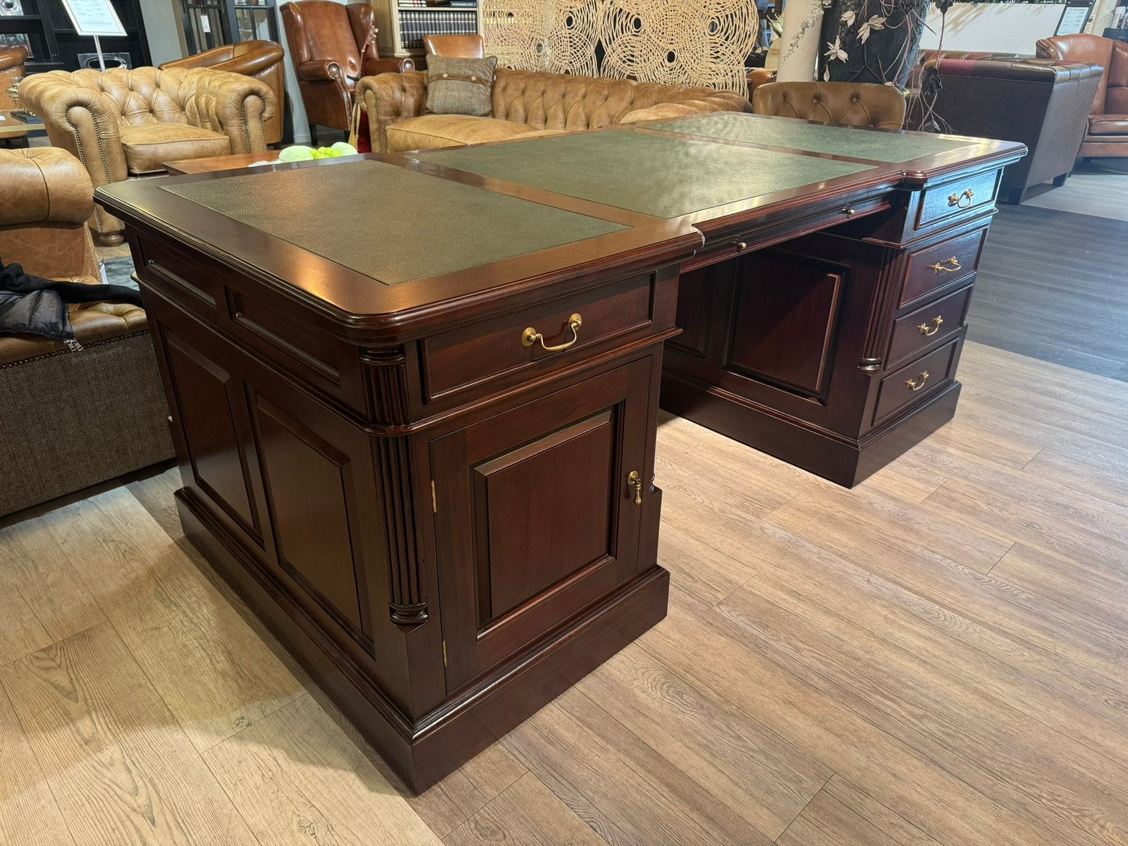 Foto 3 van KLASSIEK XXL ENGELSE CHESTERFIELD BUREAU MAHONIEHOUT 200 CM