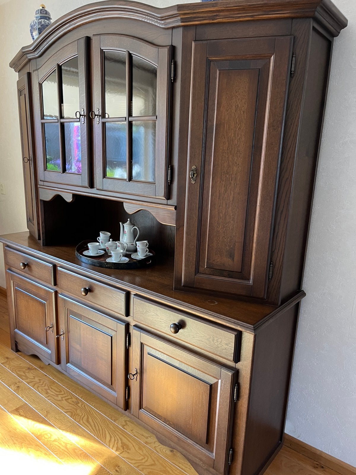 Massief houten dressoir met vitrinekast, Ophalen