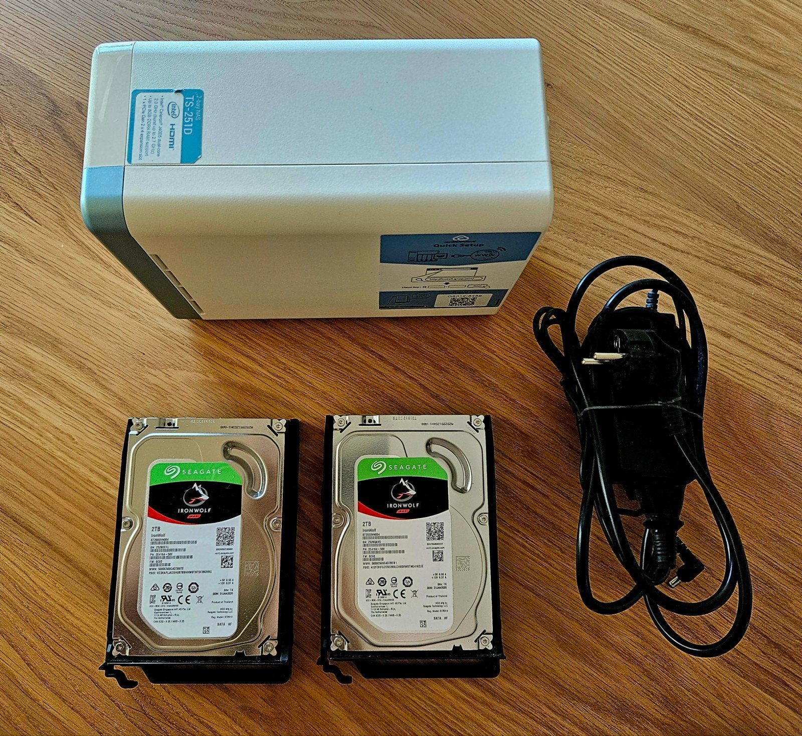 QNAP TS-251D-2G NAS met 2x 2TB HDD (4TB totaal), Ophalen, HDD, Zo goed als nieuw, Laptop