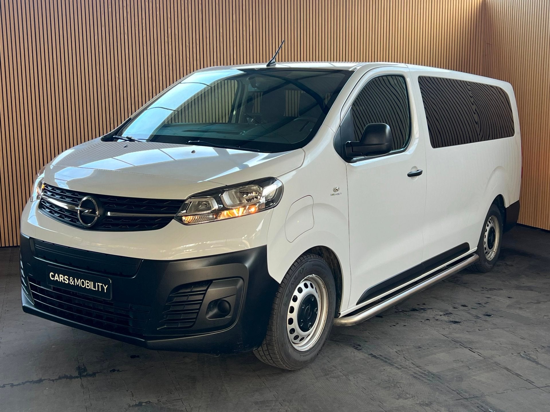 Opel Vivaro-e Combi L3H1 75 kWh | Ook als taxi| Panodak, Zwart, Overige carrosserieën, 110 €/maand, 2087 kg