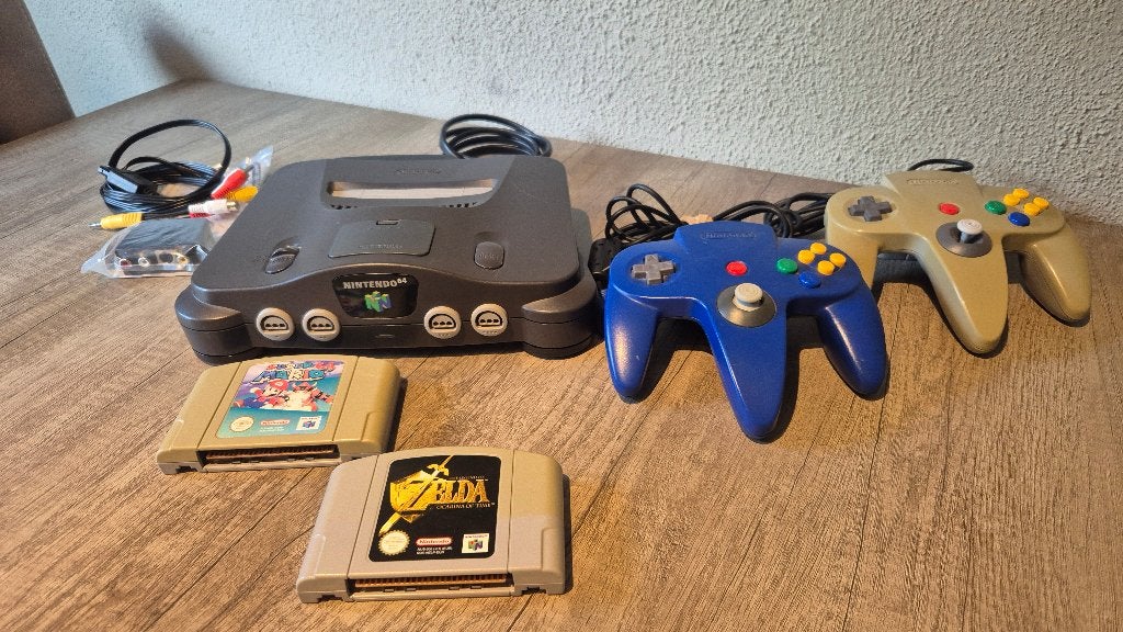 Nintendo 64, Ophalen of Verzenden, Zo goed als nieuw, Met 2 controllers, Met games