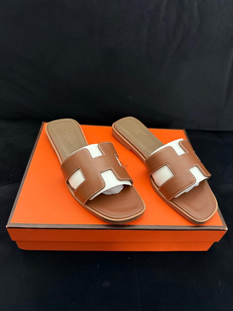 Hermès Slippers Maat 36 - Bruin, Kleding | Dames, Schoenen, Ophalen of Verzenden, Zo goed als nieuw, Bruin, Slippers