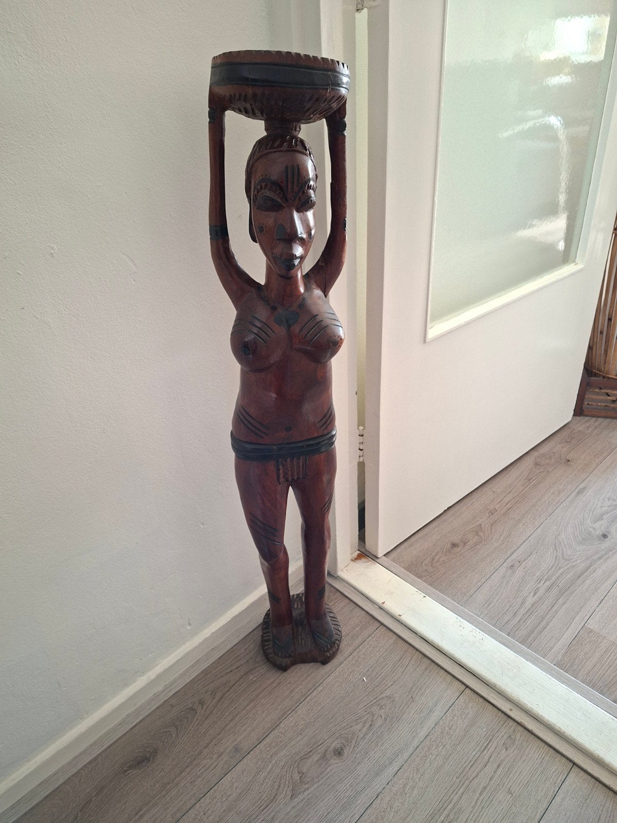 Houten Afrikaans beeld - Vrouw met schaal( 1 meter hoog, erg, Ophalen, 50 - 100 cm, Handgemaakt, Beeld