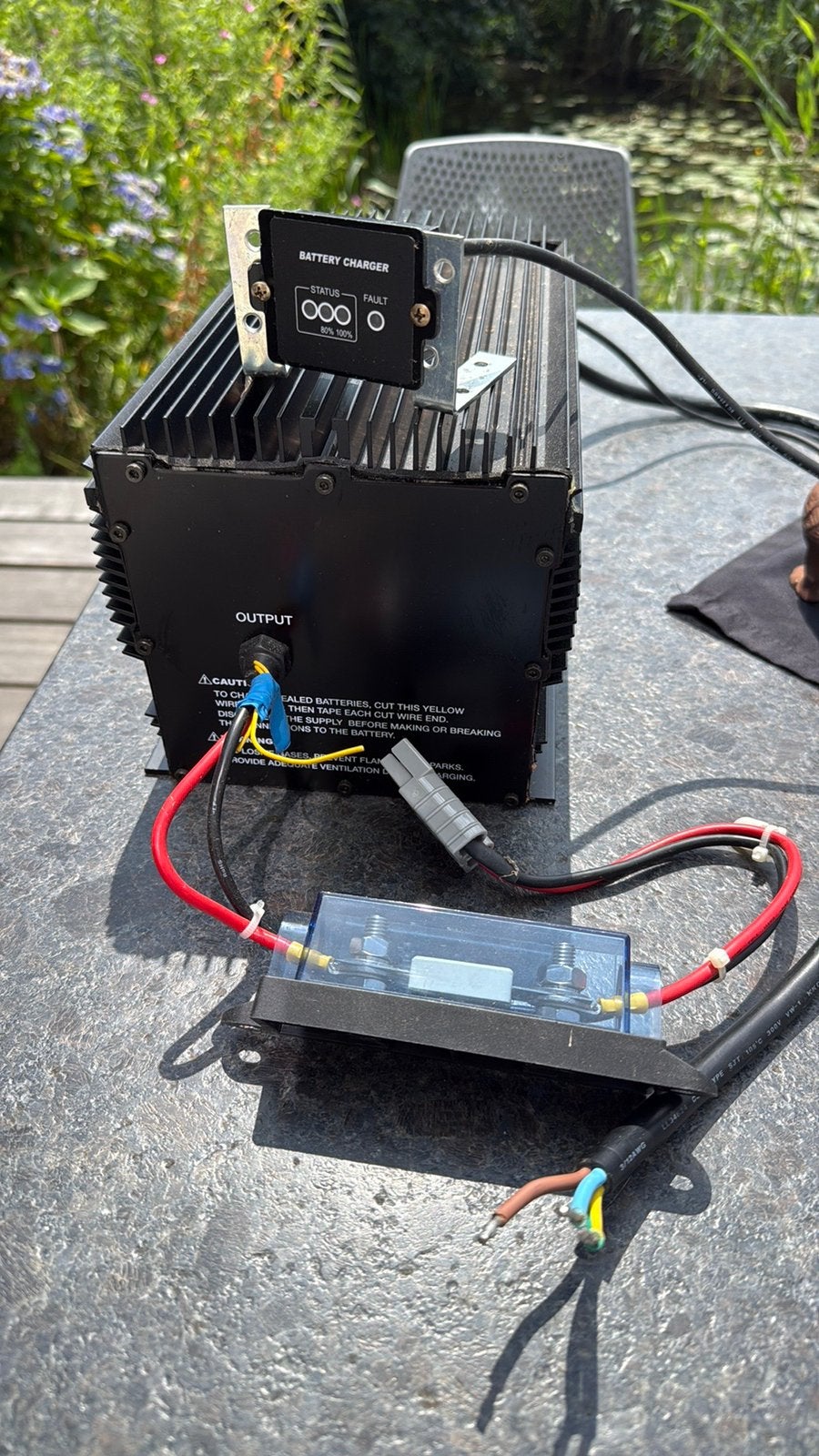 Acculader 48V, 25A. AQ-TRON AQHF48-25, Ophalen, Gebruikt