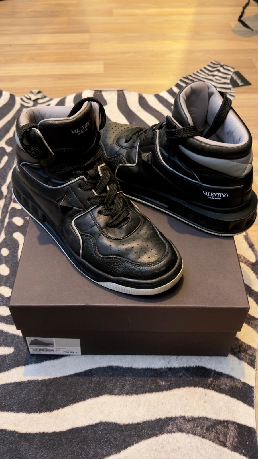 Valentino Garavani Sneakers Zwart mt 41, Ophalen of Verzenden, Zo goed als nieuw, Zwart, Sneakers of Gympen