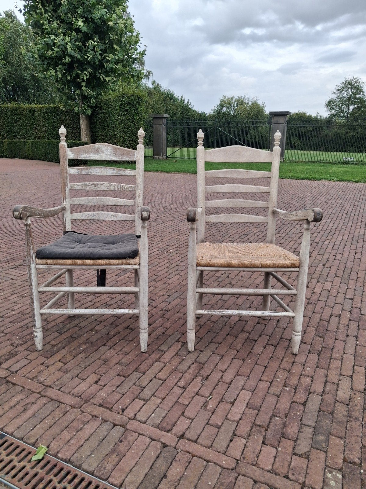 6 x antieke knopstoelen met armleuning , riet zitting, Ophalen