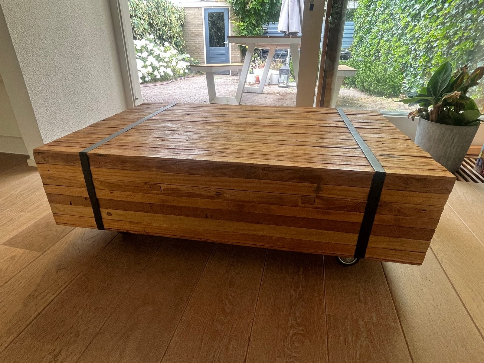 Robuuste salontafel van gerecycled hout op wielen, Ophalen, Gebruikt, 100 tot 150 cm, 50 tot 100 cm