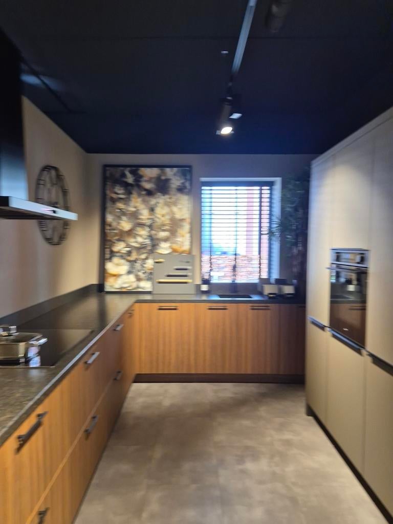 Luxe Rotpunkt showroomkeuken Walnut met natuursteen blad, Ophalen, Bruin, Hoekkeuken, Graniet of Steen