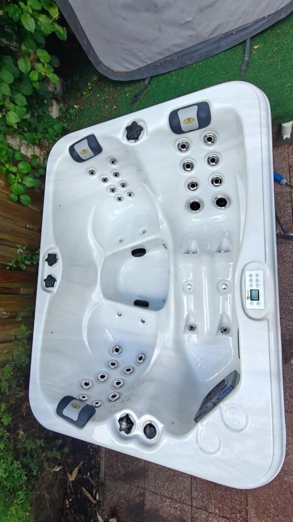 Luxe massage hottub / jacuzzi (3-persoons), Ophalen, Gebruikt, Trap, Vast