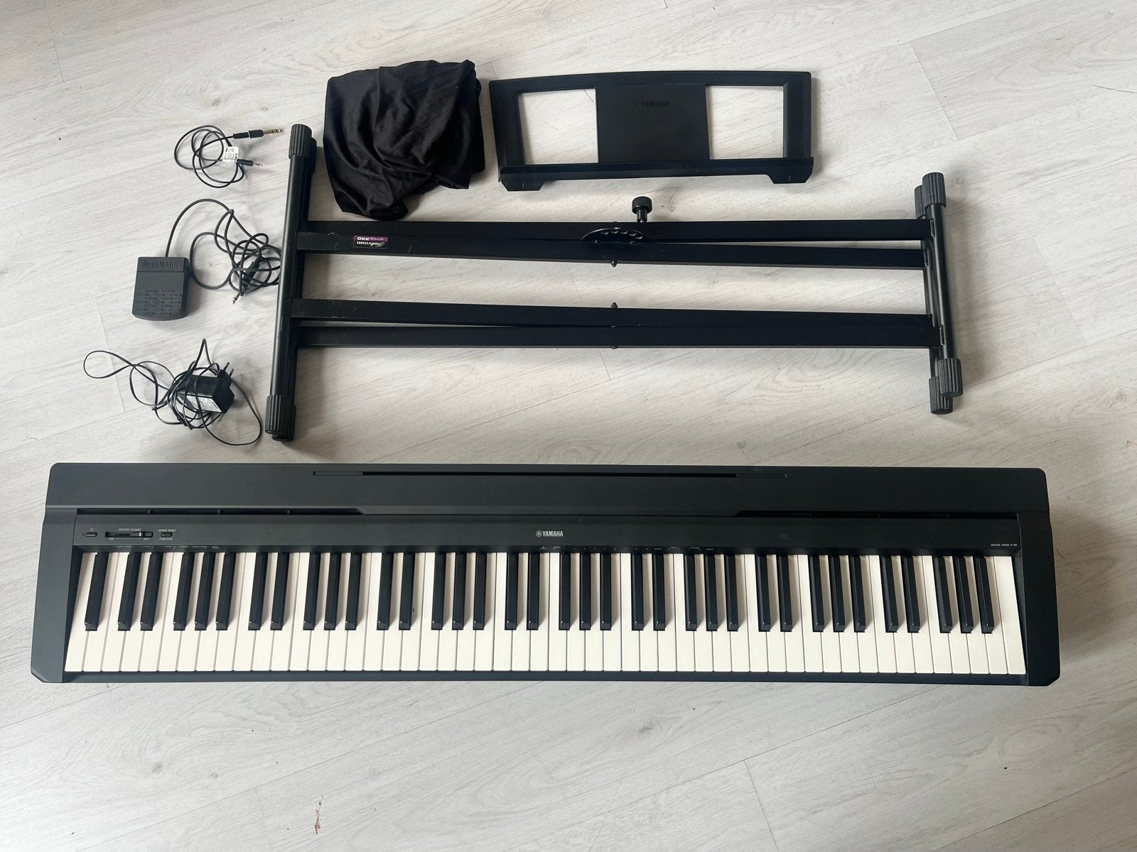 Yamaha P-35 Digitale Piano met standaard, pedaal en aux, Ophalen, Zwart, Digitaal, Zo goed als nieuw