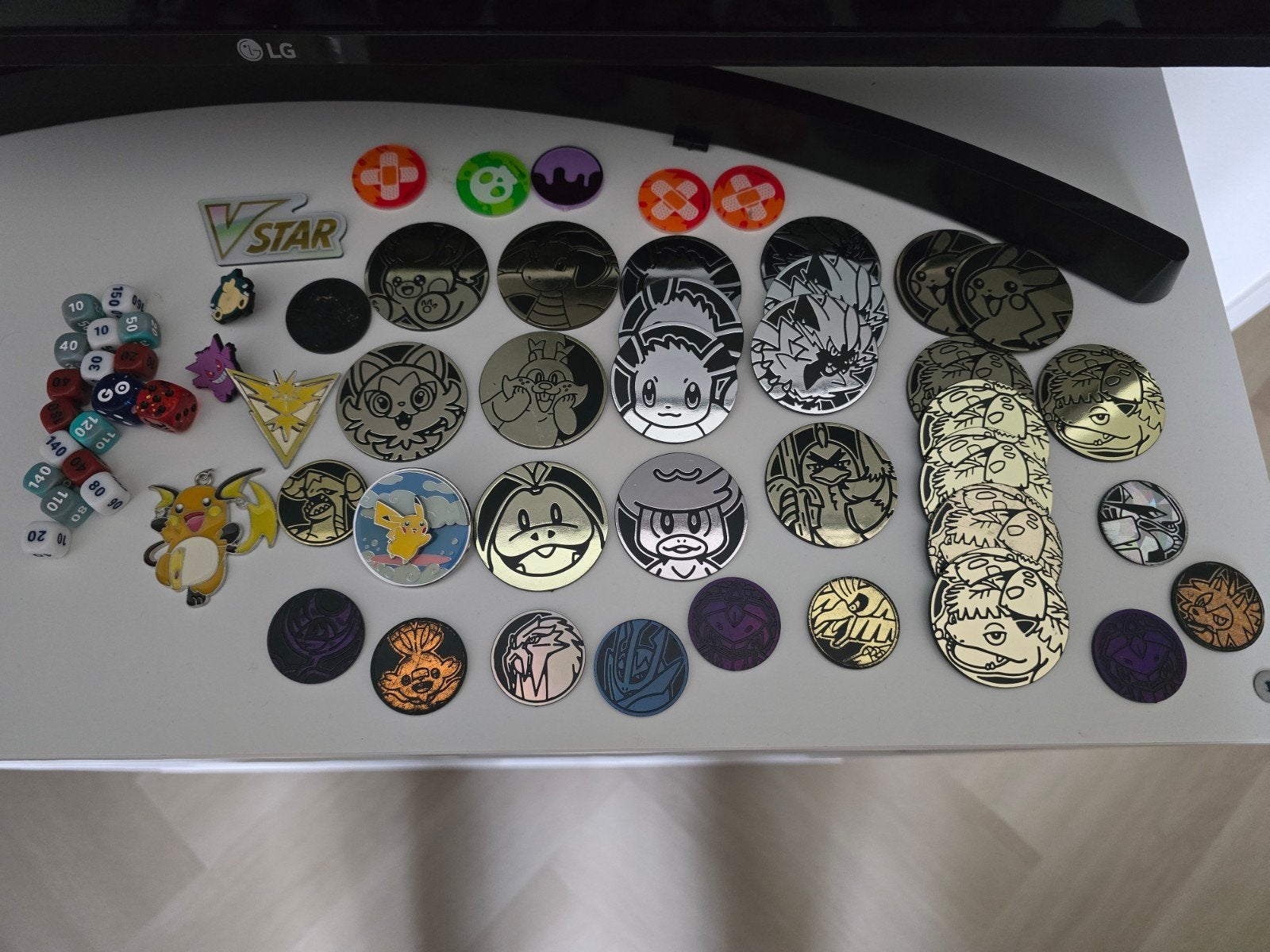 pokemon munten/ pins en dobbelstenen, Postzegels en Munten, Ophalen of Verzenden, Munten