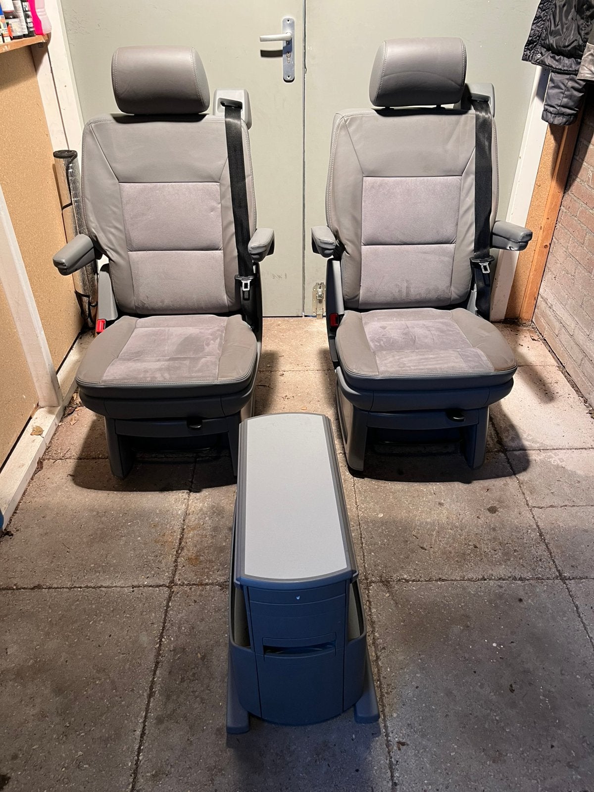 Volkswagen Multivan T5/T6 stoelen + tafel; leder/alcantara, Caravans en Kamperen, Camper-accessoires, Ophalen, Zo goed als nieuw