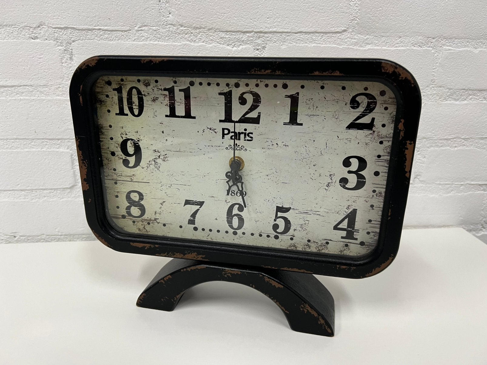 Te Koop : Tafelklok Klok Modern Batterij Uurwerk, Ophalen of Verzenden, Gebruikt, Analoog, Tafelklok