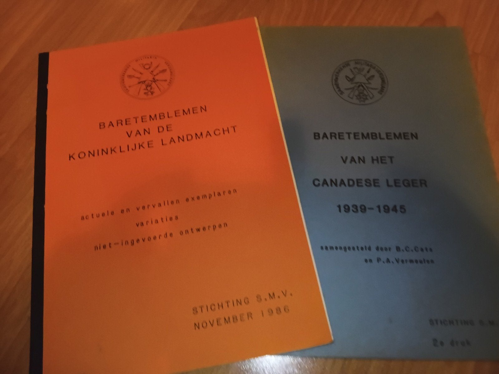 2 x bladen Baretemblemen, Verzamelen, Ophalen, Nederland