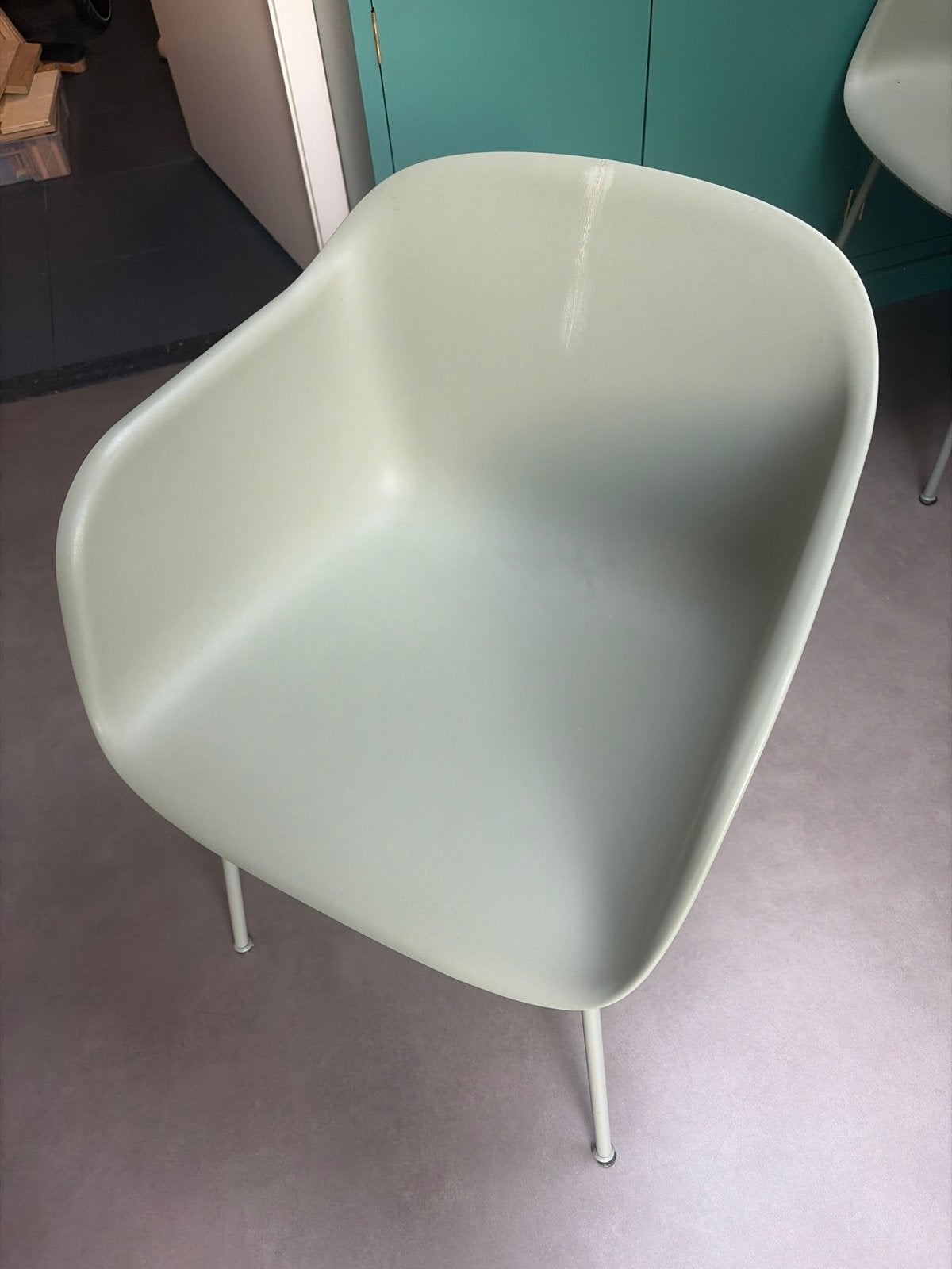 Normann Copenhagen Form stoel saliegroen met barst, Ophalen, Kunststof, Gebruikt, Overige kleuren