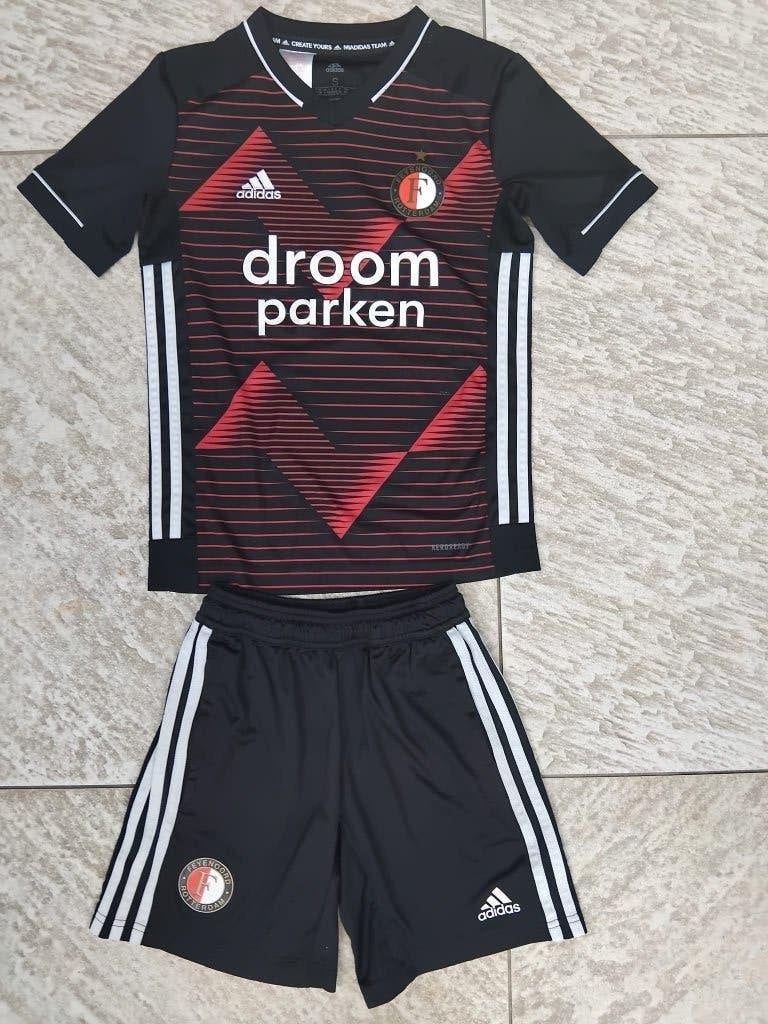 Voetbaltenue Adidas korte broek + shirt maat 140 Feyenoord, Adidas, Ophalen of Verzenden, Zo goed als nieuw, Setje