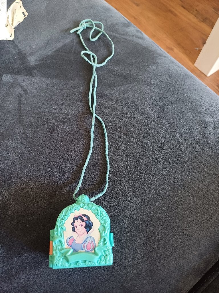 Sneeuwwitje huisje aan ketting polly pocket style, Verzamelen, Poppetjes en Figuurtjes, Ophalen of Verzenden, Gebruikt