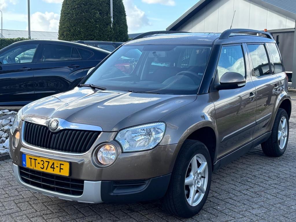 Skoda Yeti 1.2 TSI Active Plus 2010 Benzine Trekhaak, Auto's, Euro 5, Gebruikt, 4 cilinders, Bruin