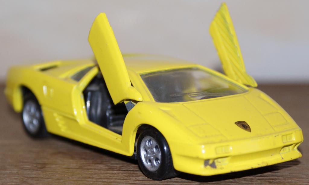 MAISTO (Collectie SHELL) - Lamborghini Diablo geel -  1:40, Hobby en Vrije tijd, Modelauto's | Overige schalen, Ophalen of Verzenden
