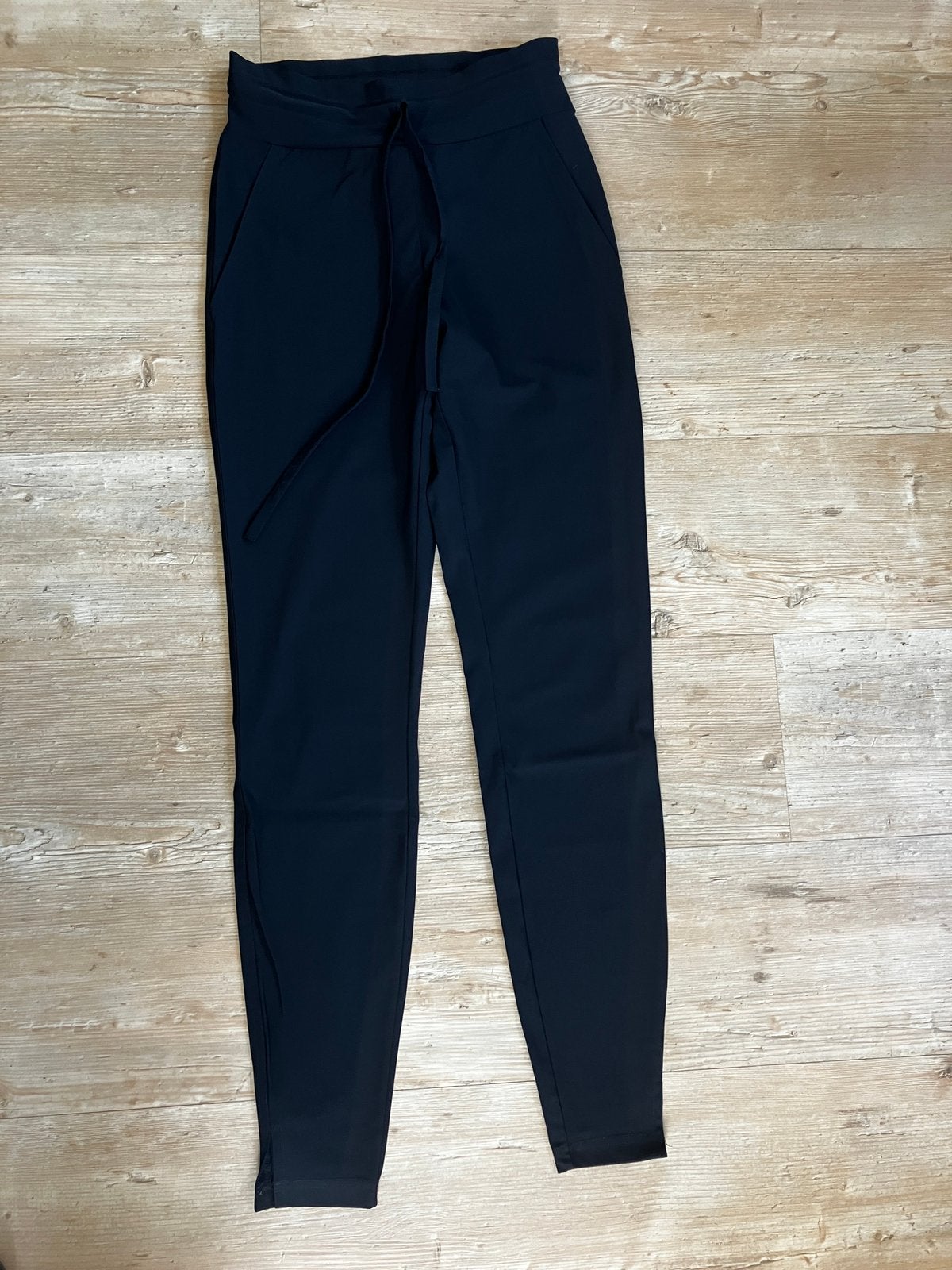 Zwarte broek van Studio Anneloes, mt XXS (M2), Ophalen, Studio Anneloes, Zwart, Zo goed als nieuw