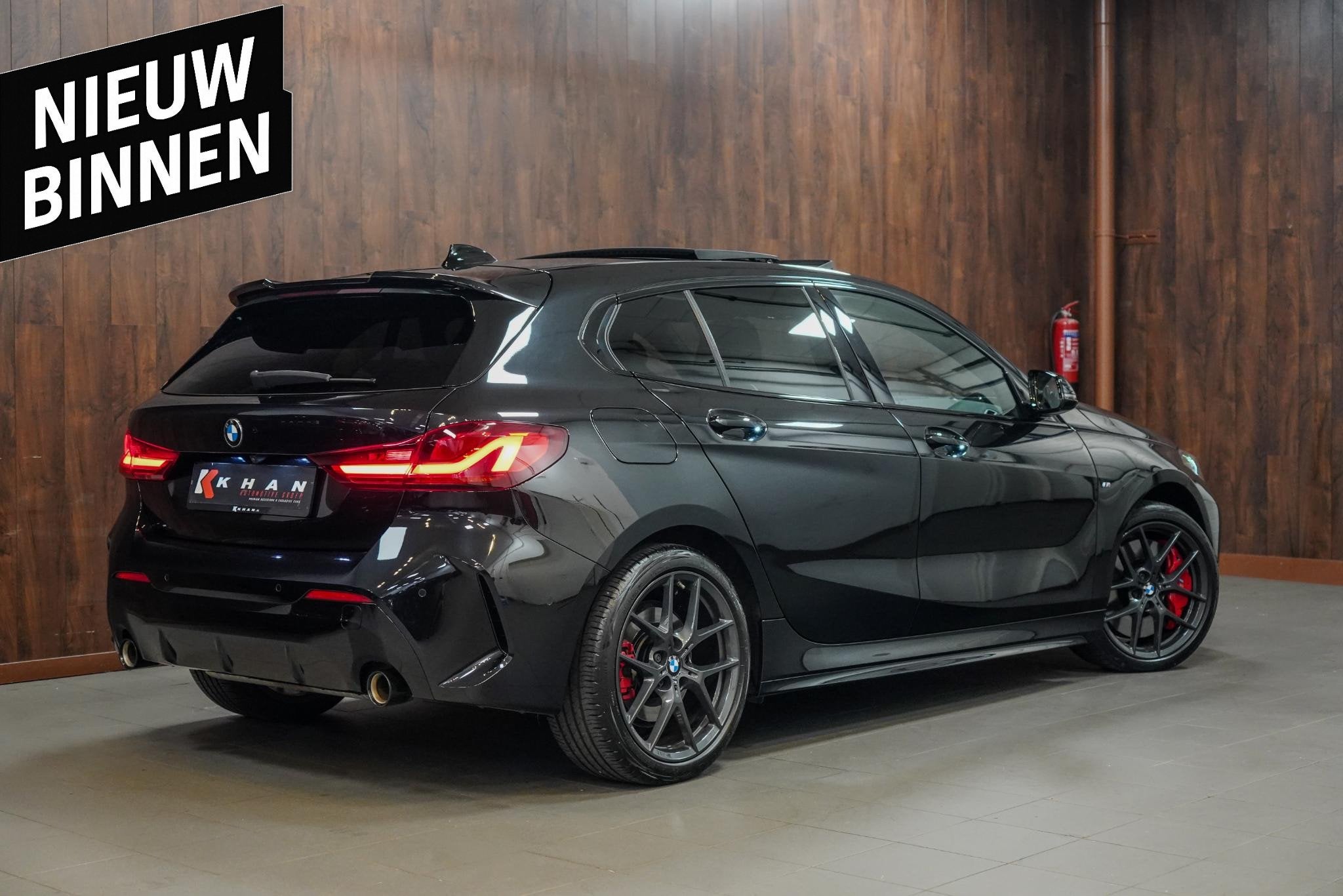 BMW 1-serie 120i M-Sport Pano|Sfeer|Stuurverwarming, Auto's, 1998 cc, Stof, 4 cilinders, Zwart